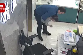 爸爸用海姆立克法7秒救下女儿：幸亏2年前自学过，关键时候用上了视频封面