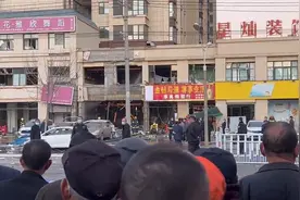 河南漯河一商铺燃气罐疑发生爆炸 目击者：路对面行人被冲倒视频封面