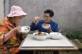 母亲养的素食鸡，九九拿来炒辣子鸡，不用过水原汁原味骨肉香甜