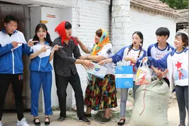 短剧：甜甜的小姨来家里做客了，妈妈激动的鞋子都掉了！真好玩视频封面