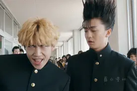 男生为了当不良，开学第一天就染了个金发，老师看了都腿软视频封面