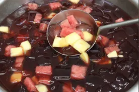 这才是冰粉最好吃的做法，倒入自制的酸梅汤，酸甜爽口，清凉解暑视频封面