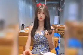猝不及防的爆笑瞬间，小姐姐健身总请私教，这下知道为什么了视频封面