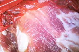 从猪肉里扯出“白线”，这些是寄生虫吗？告诉你猪肉能不能放心吃视频封面