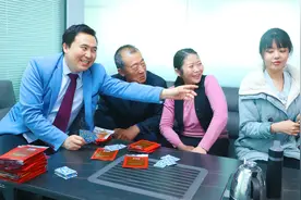 美女玩扑克把辣条都输没了，没想到还把自己搭进去了，真搞笑视频封面