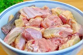 炖鸡汤时，不要直接下锅炖，教你1招，汤汁奶白不腥不柴，真好喝视频封面