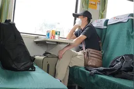 绿皮硬座火车实拍，太冷清了，心里很难受视频封面