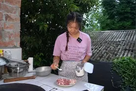 老公每天下班就来找我，摘点自己种的辣椒做双椒炒肉，下饭神器视频封面