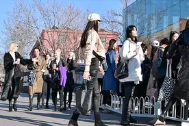 一米八的模特，搭配紧身皮裤，不穿高跟鞋还很显腿长视频封面