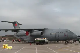 中国两架运-20飞机运送救灾物资抵达汤加视频封面