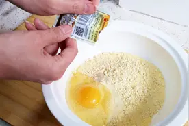 不用烤箱，不用打蛋器，教你做懒人小蛋糕，松软香甜，营养又解馋