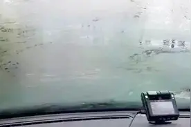 夏天开空调前挡风玻璃起雾，原来是空调没用对，按下这个键就行视频封面