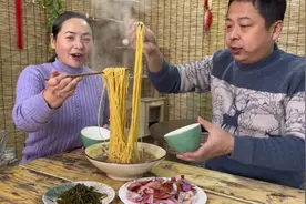 东北冬天零下30度，热量消耗巨大，东北人如何通过饮食找补回来视频封面