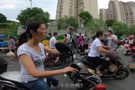 福州白龙路满地摆地摊，看看现场的情况视频封面
