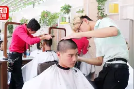 警校新生头发长度精确到毫米 10名理发师一天理发近千人