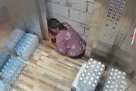 聋哑老人第一次坐电梯被卡，崩溃拍打电梯哀嚎，监控画面令人揪心视频封面