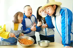 黑水国：学生食堂打饭，阿姨让学生用叉子喝粥，喝一口打一勺饭视频封面