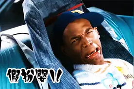 四十岁侏儒男假扮婴儿，连警察都被骗了，爆笑喜剧片视频封面