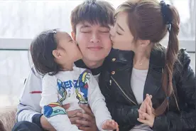 泪目！贾乃亮跟前妻李小璐离婚后一家三口首次同框视频封面