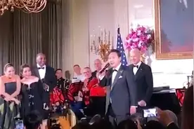尹锡悦在白宫举行的欢迎晚宴上唱起了《美国派》拜登：可担当艺人视频封面