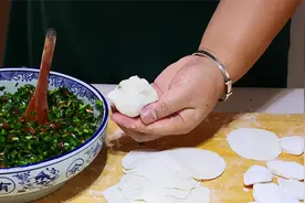 饺子想要好吃，调馅最关键，农村媳妇教你家传的韭菜馅做法，真香视频封面