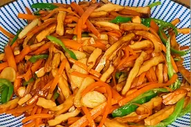 胡萝卜和它一起炒那简直是绝配，简单一做，清爽可口又开胃，真香视频封面