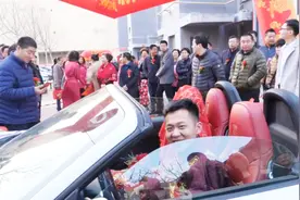 山东一帅小伙结婚，一个有钱，一个漂亮，围观的人太多，好热闹