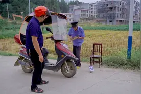 湖南方言：响爷查摩托