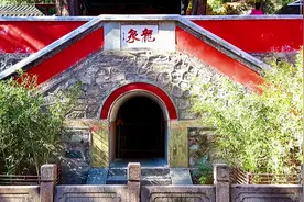 北京西山八大处公园，里面有个龙泉，就在这个洞口里视频封面