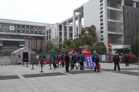 江苏初三高三年级今日开学 学生排队测温进校：开心又激动视频封面