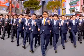 日本西装“怪叔叔”惊现街头，逆天舞蹈“看呆”路人，太魔性了！视频封面