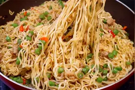 我家孩子一吃要3碗的客家焖面，做来当早餐越吃越爱，做法很简单