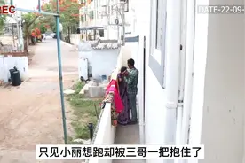 国外监控下的一幕，男子强行拉扯着女子，女子为何不愿意配合视频封面
