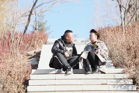 搞笑剧：美女说：不用手不用脚碰到我，我就嫁给你，小伙做法真逗视频封面