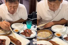 东北老丈人第一次来南方菜馆点菜，上菜后直接懵了：再来7、8个菜视频封面