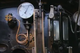 驾驶高速蒸汽机车是怎样体验？轻松带动550吨的列车！视频封面