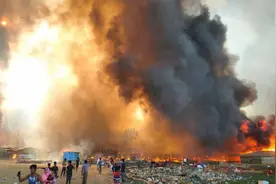 两万人逃离！孟加拉罗兴亚难民营再燃大火 千个棚屋烧成一片废墟视频封面