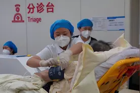 北京一大爷暴晒一小时患上热射病，这病有多凶险？视频封面