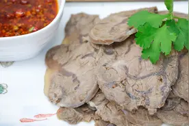 牛肉最简单的吃法，直接白水下锅煮，再裹上灵魂蘸酱，真爽视频封面