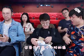 电影院看到一个这么不讲素质的人，应该怎么教育她？ ​