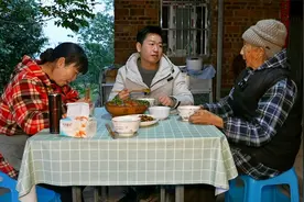 海妈今天做了一道干锅肥肠，做法简单又好学，麻辣鲜香越嚼越过瘾视频封面