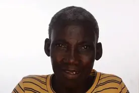 黑人老奶奶脸黑乎乎的，化个很弄的妆后，终于漂亮了许多视频封面