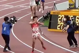 摄影师闯田径跑道致运动员被摄像机电线“割喉” 所属机构道歉视频封面