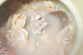 广东靓汤-土茯苓煲猪骨袪湿汤，健脾又袪湿，大人小孩都可以喝视频封面