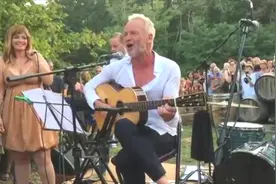 国外大叔街头吉他弹唱《Every Breath you Take》魅力不减当年视频封面