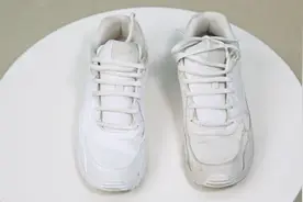 不管你的白色鞋子有多脏，不用1滴水，脏鞋保准立马跟新的一样白