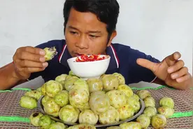 美味~新鲜绿色的诺丽果，搭配辣椒和椒盐视频封面