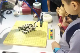 人工智能机器人教8岁小孩子下棋，可准确拾子、计算棋步和落子视频封面