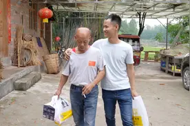 王刚五一回乡看望四伯，返程前老人家把准备的“礼物”塞满后备箱