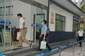 现场！南京女大学生被害案二审，主谋洪峤父亲首次露面快步进法院视频封面